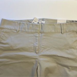 🌴 NWT LOFT Riviera Shorts, Light Khaki;
In original packaging; 8” INSEAM